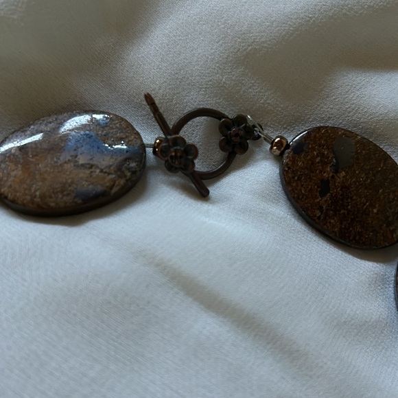 Vintage natural stone necklace with flower toggle clasp - Picture 2 of 4